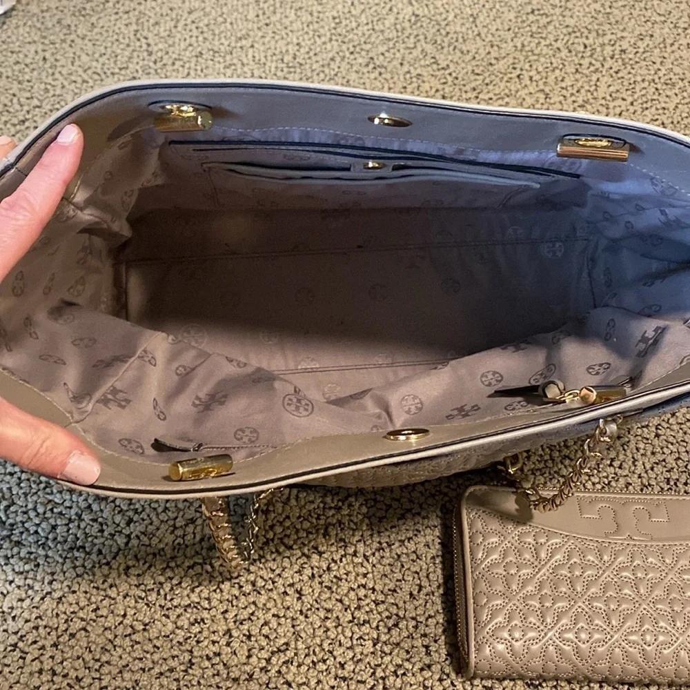 STUNNING Tory Burch Gray Leather Shoulder Bag in EUC